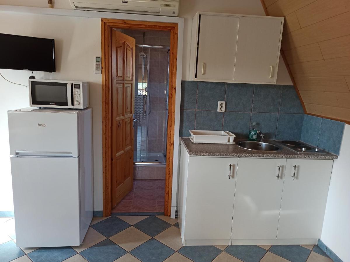 Anikó Apartmanház Balatonfoldvar Exterior foto