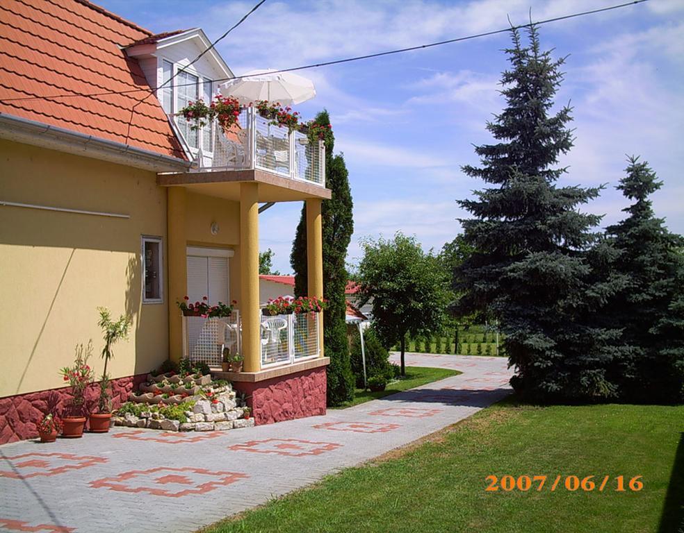 Anikó Apartmanház Balatonfoldvar Exterior foto